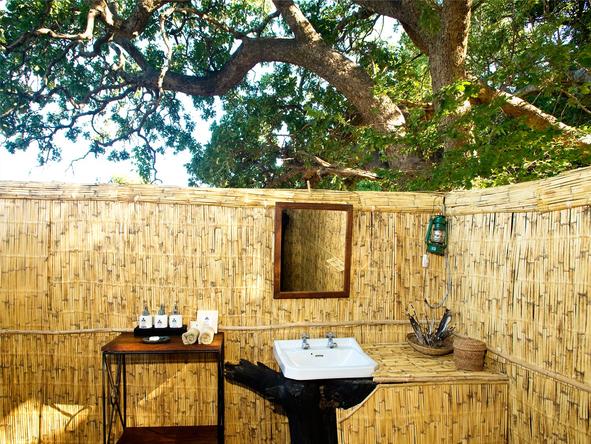 Mchenja Camp - Outdoor Bathroom 